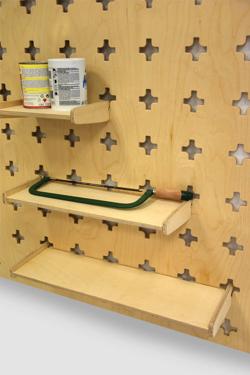 Hangende plank voor werkplaatswand