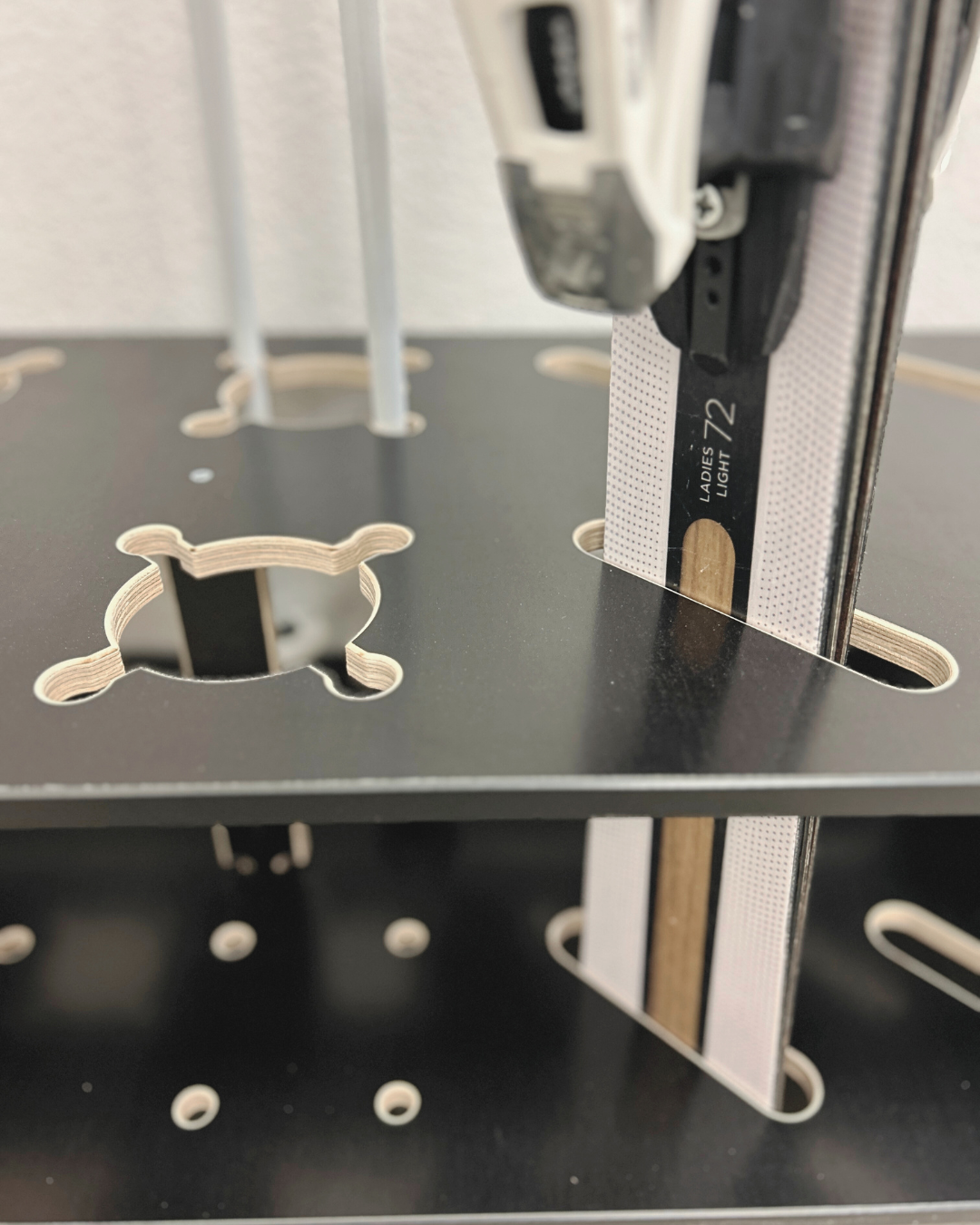 Gecombineerde houten standaard voor ski’s, langlaufski’s en stokken