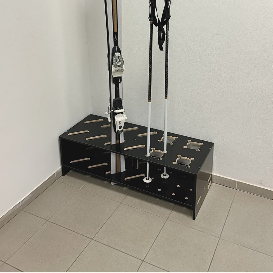 Gecombineerde houten standaard voor ski’s en stokken