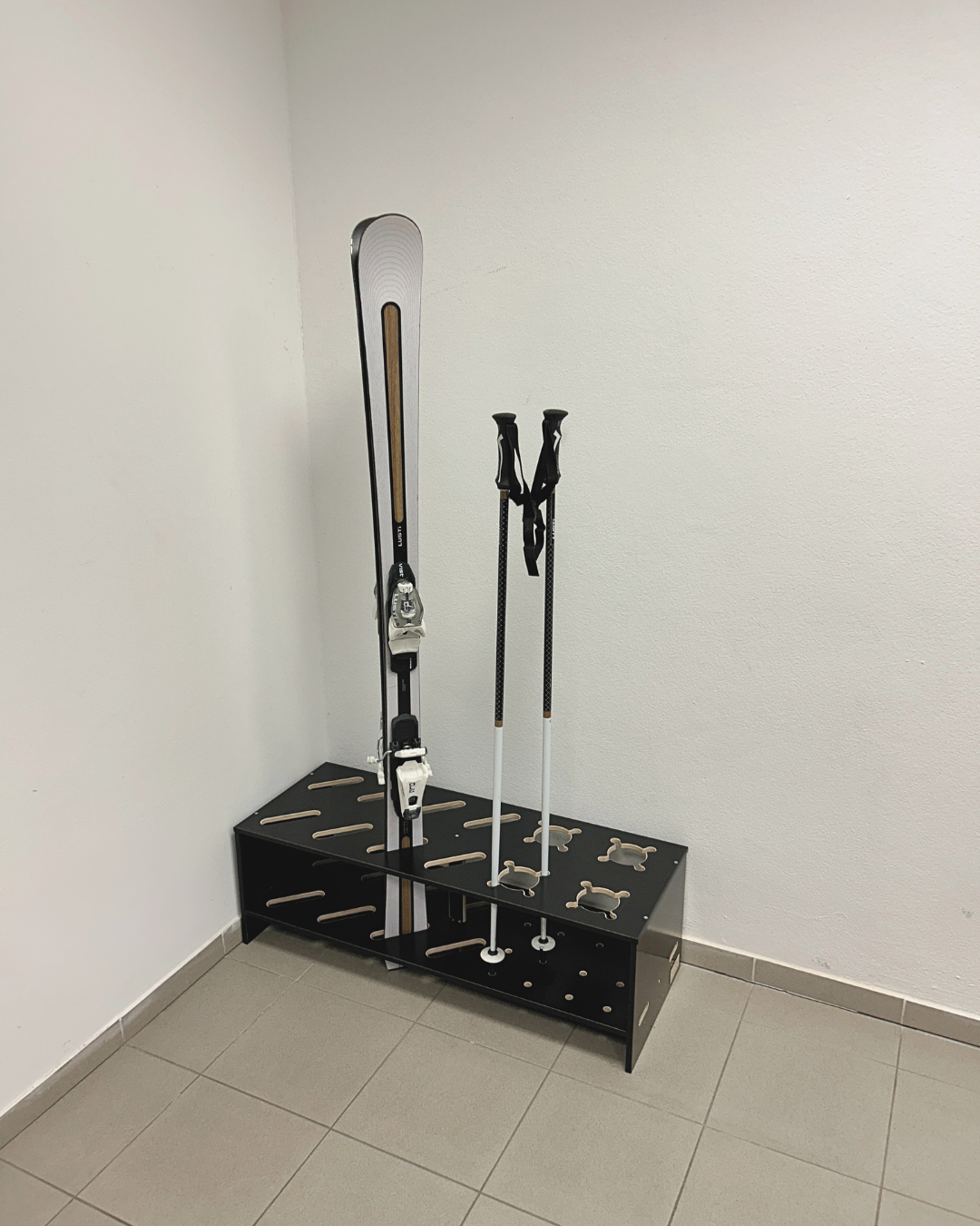 Gecombineerde houten standaard voor ski’s en stokken