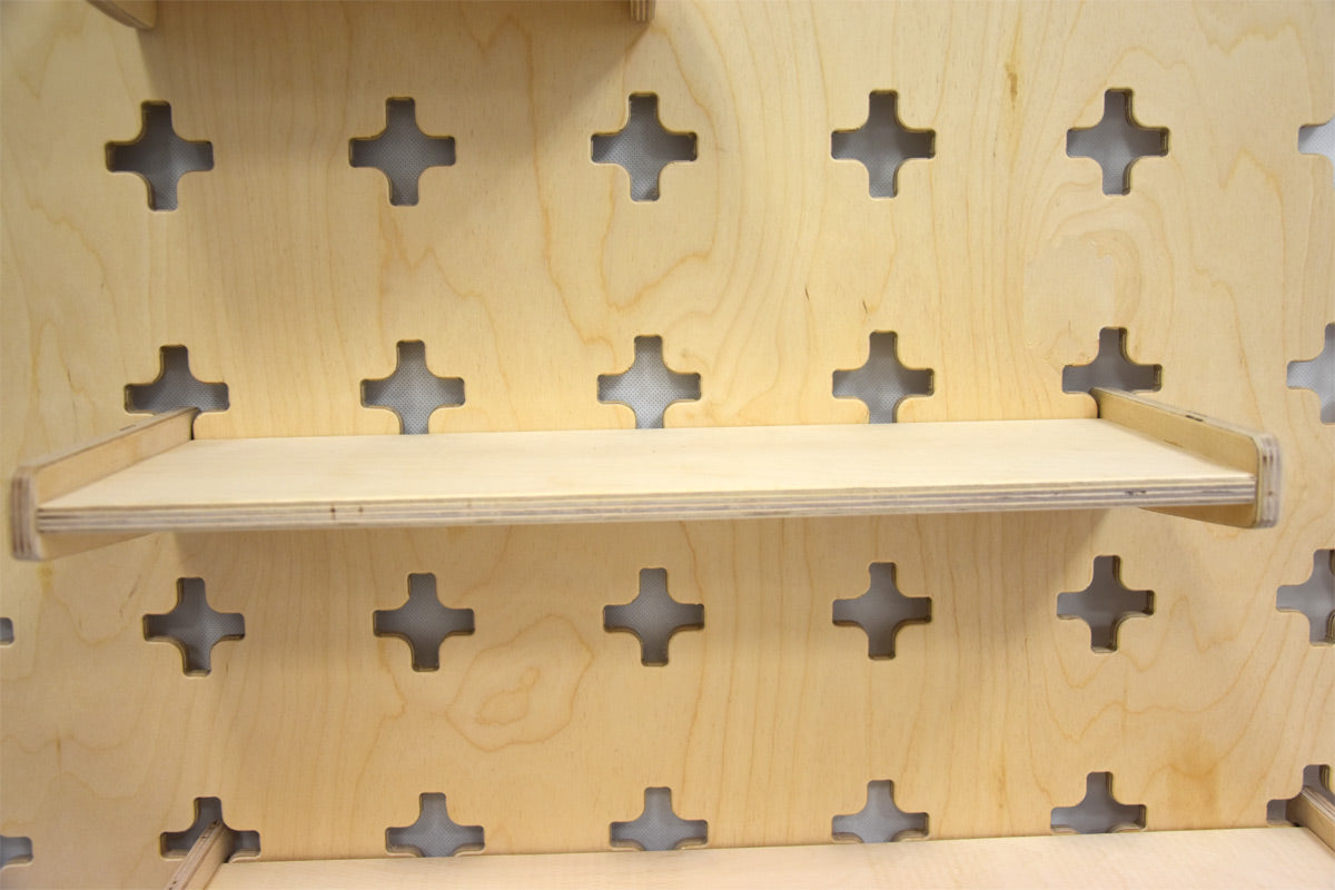 Hangende plank voor werkplaatswand