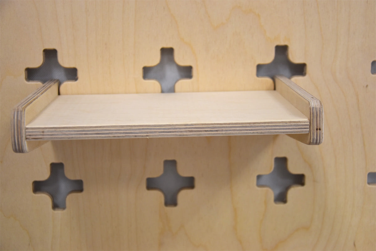 Hangende plank voor werkplaatswand