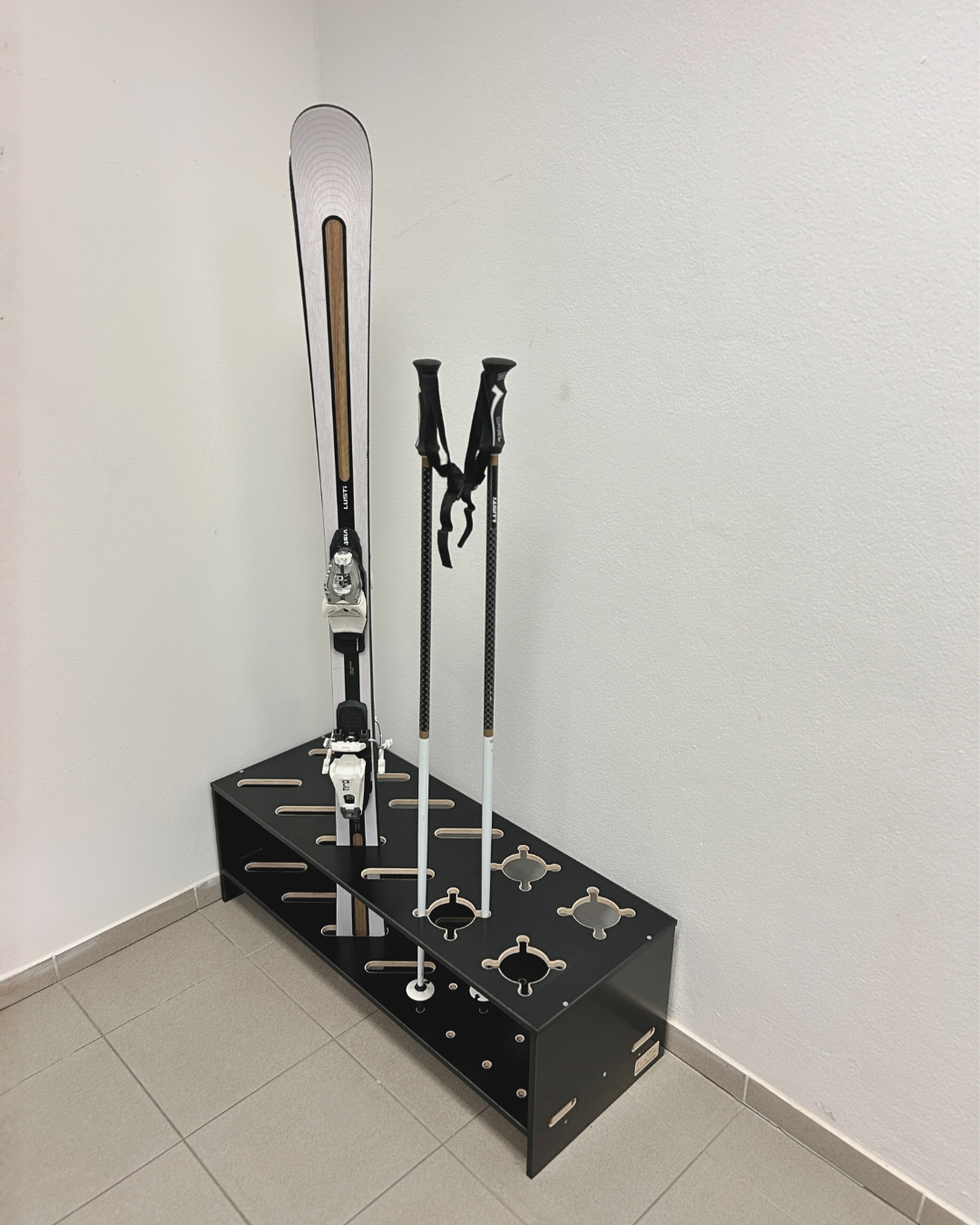 Gecombineerde houten standaard voor ski’s en stokken