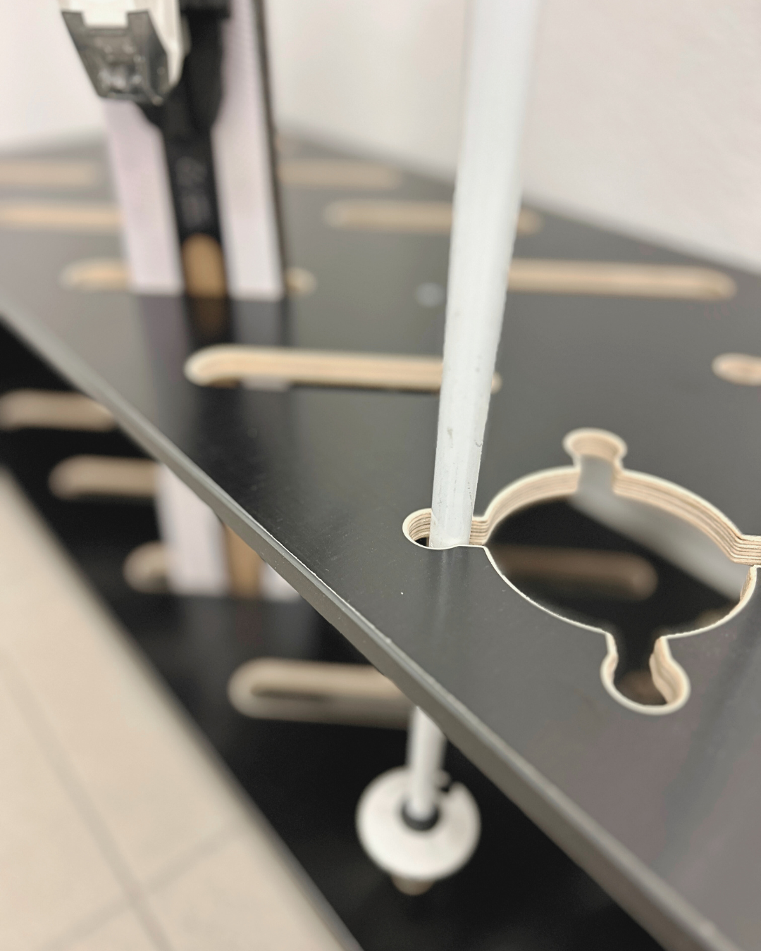 Gecombineerde houten standaard voor ski’s en stokken