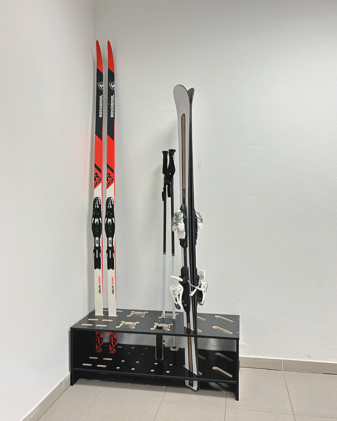 Gecombineerde houten standaard voor ski’s, langlaufski’s en stokken