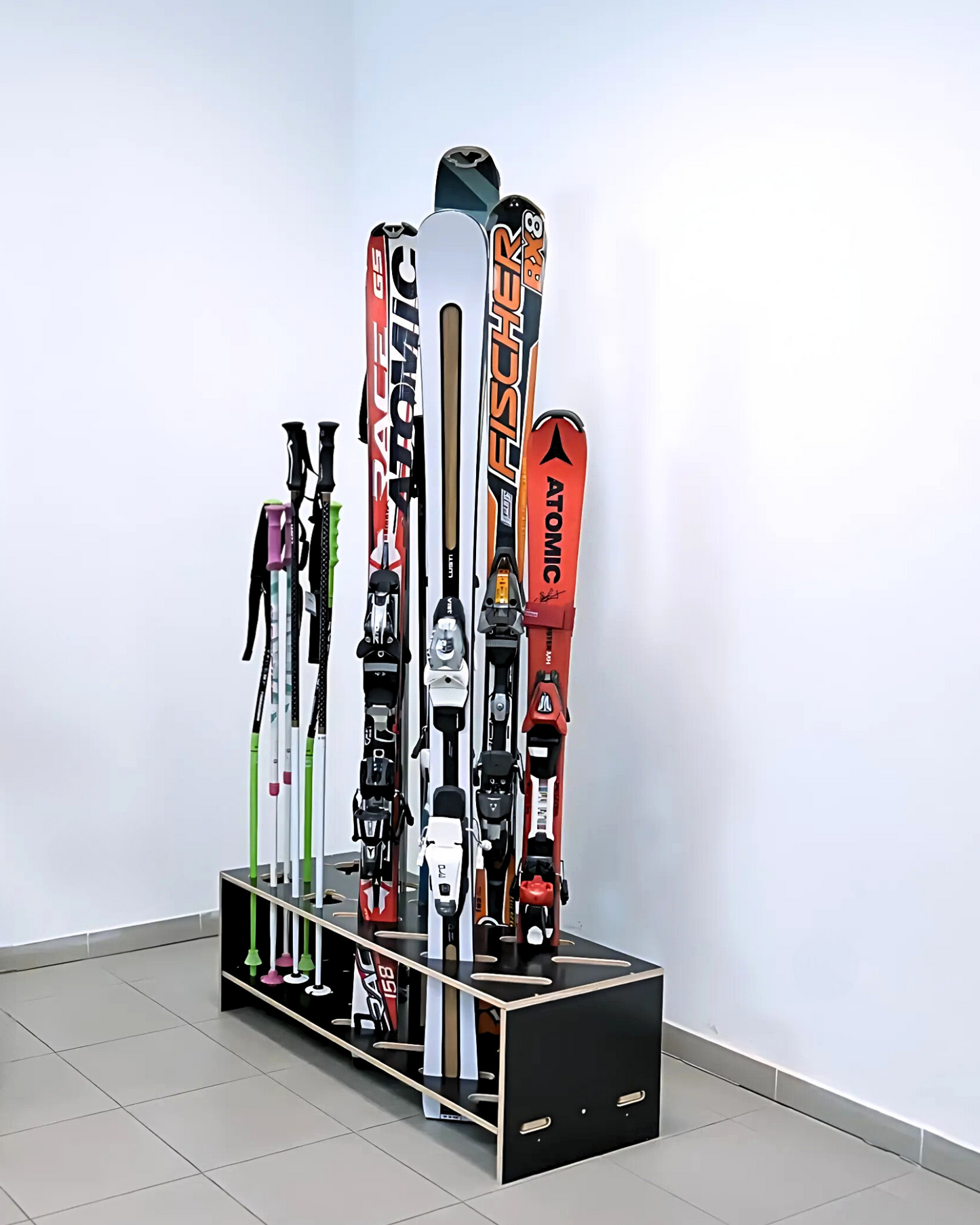 Gecombineerde houten standaard voor ski’s en stokken