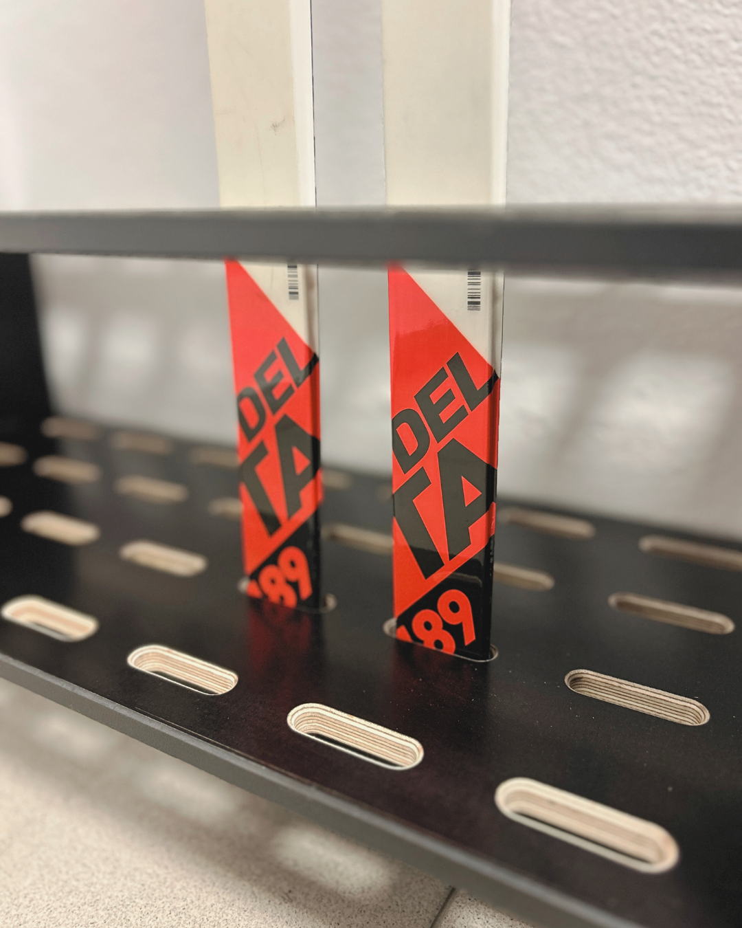 Houten standaard voor 14 paar langlaufski’s